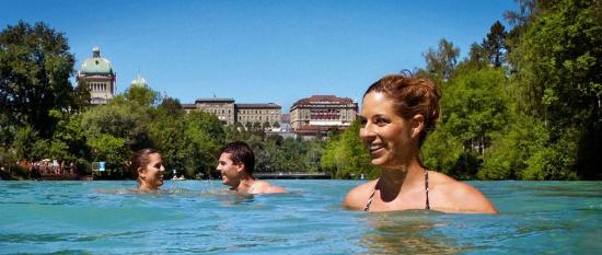 Bei schönem Sommerwetter lassen sich Tausende die Aare vom Camping Eichholz bis in das Marzilibad treiben